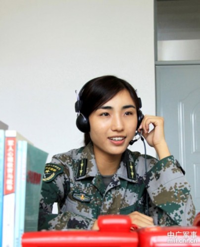 '></center><br />
　　“戰友，您好！歡迎致電‘軍營580’心理咨詢熱線，我們將第一時間為您送上最貼心的服務，幫助您盡快解決心理困惑……”7月15日，成都軍區駐滇某通信團戰士和玉婷撥通團隊新開通的“軍營580”心理咨詢熱線電話，話筒里傳來一段溫馨的話語，伴隨著優美動聽的音樂，她原先的煩悶一掃而空。<br />
　　近年來，該團擔負的大項任務較多，遂行的多樣化軍事任務較重，部分官兵壓力較大，出現了一些心理問題。“過硬的心理素質是成長進步的必要基礎，是部隊戰斗力的重要因素。”該團政治處主任楊國軍介紹說。為此，該團通過設立了“心理健康咨詢室”，開通“軍營580”心理咨詢熱線，開設網上心理咨詢專欄等方法，為官兵學習心理健康常識、增強心理調節能力創造有利條件，還專門抽調3名獲得了心理醫師資格證的干部輪流值班，第一時間幫助官兵解決心理問題。<br />
　　前不久，該團女干部楊群芳接到五連戰士葛瓊瓊的來電，原來小葛因意外受傷造成右手粉碎性骨折，身為連隊訓練標兵的她看著自己被一個個戰友超過，十分擔心自己拖累了連隊的整體訓練進度，可是她越想練，就越是力不從心。為了找準問題，楊群芳帶著她到醫院進行了系統檢查。得知小葛只是因為過于焦慮而造成心理障礙后，楊群芳悉心傳授她排解壓力的科學方法，并與連隊指導員一同為她量身制定適應性訓練計劃幫助她逐步樹立訓練信心，克服心理障礙。在她們的鼓勵下，葛瓊瓊不僅訓練進度跟上來了，還在團里組織的群眾性大比武活動，獲得女兵三公里武裝越野個人第一名的好成績。當小葛再一次站在領獎臺上時，她感慨地說：“多虧了‘軍營580’，是它幫我走出了陰影，重新找回了自信。”<br />
　　據統計，該團“軍營580”心理咨詢熱線開通以來已成功幫助50多名戰士解決了心理困惑，受到官兵們的一致好評。<p align=