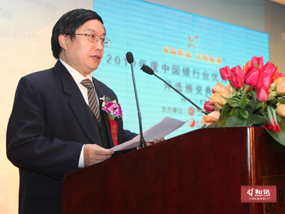 '></center><br />
　　楊再平稱客戶服務的進一步發展需要做到一下幾點：<br />
　　一是完善服務規范，統一客服標準，不斷提升服務水平與行業聲譽。加強客服規范化與標準化建設，建立行業標準化參照體系；提升從業人員的專業素質與行業認同；不斷加強客服形象與品牌的宣傳推廣；努力承擔社會責任體現客服行業的社會價值。<br />
　　二是加強行業交流，共享行業優秀成果?？头行淖鳛殂y行業的新興領域，缺乏現成的參照模式，在“摸著石頭過河”的探索與實踐中，部分“先行一步”的單位取得了優秀的創新成果，需要建立一個行業的公共平臺進行交流與推廣，通過相互分享，減少創新成本。<br />
　　三是抓住發展機遇，加快經營轉型，為客戶提供綠色金融服務。各會員單位應在合作中競爭，競爭中合作，推動行業的轉型、升級、變革、發展，為客戶提供更多、更全、更具特色的服務，一站式滿足客戶足不出戶辦理銀行業務的需求，創造銀行和客戶雙贏的經營模式，實現真正意義上的智能、友好、高效的“綠色金融服務”。<p align=