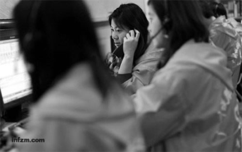 '></center></center><br />
　　<b>歸鄉人的“樹洞”</b><br />
　　恍惚間接線員們會覺得：手里的電話就像個“樹洞”，無數的人們撥通它，并將回鄉的憂愁隱秘相傳。<br />
　　黃元飛常常覺得，自己從電話聽筒里，能“聽見整個中國的嘆息聲”。<br />
　　這樣的嘆息聲，總是夾雜著火車的轟鳴聲、人群的熙攘聲、冬日寒風的呼嘯聲乃至孩子的哭鬧聲蜂擁而至，一股腦灌進她的耳朵里。接聽電話久了，每次她把臉貼近話筒，都像被電擊一樣生疼?；秀遍g，黃元飛只聽得清人們反復念叨的兩個詞：車票?；丶?。<br />
　　32歲的黃元飛是廣州鐵路集團客戶服務中心的一名接線員。相較于成立近20年的廣鐵集團，這個剛創建兩年的部門還顯得局促、狹小。但在僅有40名正式員工與51名志愿者的客服中心，你能聽見人們對這個擁有京廣京九兩條交通大動脈、承擔全國鐵路旅客發送總量八分之一的鐵路系統的所有疑問、抱怨以及期望。<br />
　　2012年1月15日清晨8時，剛上班的黃元飛打開系統，接聽了第一個電話。“你們是不是在搞鬼！”話筒里傳來一個低沉的、壓抑著憤怒的男聲：“我不懂什么網絡訂票，就是個窮賣力氣的，以前還可以拼拼體力，現在我還能拼些什么？”<br />
　　這一天，廣鐵集團通報稱，除夕前廣東出省火車票已基本售空。這個男子如同數以千萬的農民工一樣，清晨4點趕到火車站，背著4歲的兒子排隊，想買一張到四川達州的火車票。廣播里的消息敲碎了父子的希望，電話里他嘶啞地問：“國家是不是不管我們了？”<br />
　　黃元飛只能對他說一聲抱歉。這一聲抱歉她不知重復了多少次。據廣東省有關部門通報，今年廣東省外來務工人員達2667萬人，預計春運出省外來務工旅客達1600萬人，而廣鐵集團出省的有效運輸能力約800萬人。這意味著廣鐵集團傾盡全力，也只能滿足50%左右外來務工旅客的出行。<br />
　　更多難踏歸途的人則急欲求解或宣泄，這讓黃元飛所在的客服中心成了中國承載最多壓力也最為忙碌的熱線之一。據廣鐵集團統計，2012年1月1日0時至1月10日17時，客服中心每日會接到約2.4萬件人工咨詢投訴，每日實際受理為五千余件，平均接通率為22%。<br />
　　電話24小時響個不停。黃元飛和她的同事們已學會從每一個來電者的語氣聲調，迅速判斷對方的“心情指數”及“攻擊指數”，并能平靜面對每一個問題。疑問，投訴，甚至是咆哮。<br />
　　“我開的淘寶店整天搞秒殺搶購，那么多人點擊都沒事。怎么你們的網站那么快就癱瘓？”<br />
　　偶爾，黃元飛還會接到在車站苦苦排隊者的電話?！拔遗帕耸畟€小時了，不知道能干些什么，你能和我聊聊天嗎？”<br />
　　曾在家鄉電視臺實習的黃元飛，最喜歡的電影是《花樣年華》，里面梁朝偉有一句臺詞：“以前的人，心中如果有什么不可告人的秘密，他們都會跑到山上，找一棵樹，挖一個洞，然后把秘密全說進去?！秉S元飛每天都會接兩百多個電話，有時太累，恍惚間她會覺得：手里的電話就像個“樹洞”，無數的人們撥通它，并將回鄉的憂愁隱秘相傳。<br />
　　<b>聆聽沉默之聲</b><br />
　　“我聽見那邊很長一聲嘆息，隨后沒了聲響，就像燈滅了一樣。”<br />
　　接聽數千個電話后，接線員們還學會了從來電者的口音、語調，第一時間判斷對方的身份、階層，并采取不同的回答方式。<br />
　　普通話標準、語氣平和、問題清晰的，多是學生、白領、知識分子，回答要簡短、直接，省略一些技術常識。他們有時還會問一些“特別的問題”，比如有一個公司白領，訂了票，但公司有事沒能取，他會專門來電詢問：這是否會留下“不誠信記錄”？<br />
　　帶著方言口音、聲音急促、問題含混模糊的，則可能是農民工兄弟，就需要盡可能耐心、詳實，具體到“如何登陸購票網站”、“如何注冊郵箱”、“如何使用電話訂票系統”等問題。今年春運期間，每位接線員的平均接線時間增長了一倍，由4分9秒增至8分29秒。<br />
　　回答的問題越多，黃元飛越感到心疼。她出生在“鐵路王國”，父母都是鐵路職工，自上世紀90年代起，火車的顏色從綠色而斑斕，設計時速也由每小時五六十公里飆升至每小時四百公里，這群外來務工者歸鄉的艱難卻年復一年，不曾改變。<br />
　　1月5日，重慶籍民工黃慶紅致信鐵道部，稱其4次到火車站排隊買票未果，對民工而言，網絡購票比通宵排隊購票更加困難，激發了人們對農民工購票難的同情。<br />
　　他們似乎極少分享到技術飛躍所帶來的便利，如同成群結隊的大馬哈魚，每一年被湍急的經濟浪潮裹挾而至繁華的南海，卻發覺要歷經千般坎坷，才能涉途數千里，溯河而上，返歸故鄉。<br />
　　黃元飛曾接到一個年輕人的電話，她能聽得見話筒里傳來隱約的抽泣聲。這個二十多歲的小伙子排了幾天隊，買不上票，一咬牙走進網吧，準備買一張到貴州凱里的火車票。他誤登陸了一家詐騙網站，用自動提款機給對方匯去了一千多塊，卻遲遲得不到回音。<br />
　　“姐姐，你說我該怎么辦？”小伙子詢問她能否要回那些錢，那是他僅存的積蓄。黃元飛遲疑著，給了他否定的答案。<br />
　　電話那頭，是令人窒息的十幾秒的沉默。<br />
　　還有一天午后，一個中年男子打來電話，語氣焦灼：“我給你一個身份證號碼，能不能查查是在哪個火車上？”這是位在工廠打工的父親，他的女兒在一次爭吵后，離家出走。他報了警，但沒用。絕望的父親撥打了客服中心的電話。他以為實行火車票實名制后，能幸運地查到女兒的哪怕一丁點消息。<br />
　　來自廣州鐵路職業技術學院的志愿者湯思云，曾接到這樣一個電話：一對中年夫妻同在廣州打工，父親病重，兩人用妻子的身份證買了一張火車票，妻子卻因工廠加班，不能回去。<br />
　　“能不能把票轉給丈夫？我爸快不行了，但我買不到其他票了……”這個剛上大二的志愿者一下子手足無措起來。她只能告訴對方，實名制火車票不允許轉讓。<br />
　　“我聽見那邊很長一聲嘆息，隨后沒了聲響，就像燈滅了一樣。”湯思云說。<br />
　　最讓黃元飛心里堵得慌的，是一天深夜接到的來電。話筒里傳來的不是詢問，也不是投訴，而是近乎宣泄的自白。這是一個在小廠打工的年輕人，工廠太小，沒法購買農民工團體票；而他沒有身份證，沒有暫住證，戶口本也遺留在家鄉。<br />
　　在這座大城市打工剛滿一年的他，幾乎沒有使用身份證的機會——從未與老板簽訂過合同，也從未辦過社保、醫保，也從未住過旅店、坐過飛機。<br />
　　“為什么回家這么難？”黃元飛聽著電話，沉默以對。年輕人急促而焦躁的喘氣聲，一次次地敲擊著話筒。<br />
　　<b>傾聽外界的聲音</b><br />
　　那一刻她覺得聲音是有溫度的，過去一個月來的種種疲憊委屈都被吹淡了。<br />
　　黃元飛及同事們所在的客服中心，是兩間不到50平方米的狹小房間，60個坐席被隔音板阻隔。春運期間，91個接線員分成兩班，24小時工作。封閉、擁擠、緊張，如同春運現場，是這里留給人的第一印象。<br />
　　客服中心成立前，鐵路行業普遍采用分散式的客服方式，站站有意見箱，車車有投訴線，混亂無序的服務讓人們長久認為這是個封閉的國度，任何疑問、控訴都會迅速湮滅在車輪的轟隆聲中。<br />
　　2010年10月，客服中心成立，最初以95105688為號碼。一年后，廣鐵集團將號碼變更為12306，并投資百萬將原有的240線升級到480線，形成客運、調度、票務、多元延伸服務為一體的信息共享平臺。<br />
　　客服中心的辦公地點，目前設在廣東鐵青國際旅行社。第一批26名接線員即是旅行社員工。2011年12月，廣鐵集團又從客運、貨運等工種中遴選了24名接線員。2012年1月春運中，廣州鐵路職業技術學院51名大學生，也作為志愿者前來“增援”。<br />
　　“就像是一條巨龍終于有了耳朵。”黃元飛這樣形容客服中心的作用。<br />
　　黃元飛與絕大多數同事一樣是鐵路子弟。她出生的地方是湖南懷化的城北區，大半的居民都隸屬鐵路系統。從小，黃元飛就知道，城北區與其他城區，總橫亙著一條隱形的界線：“城北人”從不說方言，只說普通話，擁有自己的醫院、法院、學校，甚至很少與城南的人來往。城北區就是一個獨立王國。<br />
　　黃元飛的父親是一名鐵路警察，母親則是一名列車員。長久以來，黃元飛一家人的全部世界，全部構建在鐵路之上。1998年從警官學校法律系畢業后，元飛聽從父親意見，當了兵，并最終以退伍軍人的身份分配進入鐵路系統?！耙驗檫@里穩定、沒有風浪?！?br />
　　黃元飛記得，母親在列車上清掃積雪摔斷了手腕，自己在湖南懷孕生產，在外執勤的父親都選擇固守崗位，在山野鄉間的小站執勤，幾個月后才回到家中。父親告訴她：“安心本分、不越雷池”是鐵路人最大的準則。<br />
　　然而，十多年來，先后做過線路工、列車員、接線員的黃元飛慢慢發覺：父親并不全對。這個王國早已風光不再，公路、航空不斷沖擊著鐵老大的地位；鐵路系統也正逐漸蛻變，變得愈發開放而多元，開始傾聽外界的聲音。<br />
　　黃元飛很喜歡現在的這份工作。1月15日晚，這一天接聽了二百多個電話的她，滿身疲憊地又一次拿起了話筒。這是一個關于網絡訂票的普通問題。末了，黃元飛卻意外地聽見了一個清脆的女聲：“您的回答真棒！祝您工作愉快！”<br />
　　這是黃元飛在春運以來，除了“謝謝”之外聽到的第一聲稱贊。那一刻她覺得聲音是有溫度的，過去一個月來的種種疲憊委屈都被吹淡了。<br />
　　黃元飛也很喜歡旁邊坐著的小姑娘湯思云所說的一句話。整天笑嘻嘻的湯思云因小兒麻痹癥致殘，放棄假期、堅持做志愿者的她，每天要花半小時才能走上五百米外的班車，打字時得用食指一個字一個字地敲，回答問題時也是一個字一個字地吐。別人問她，為什么這么辛苦？<br />
　　她回答：慢不要緊，只要讓人們都回家。<p align=