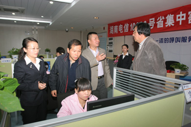 '></center><br />
　　深夜，嶄新、寧靜的新機房里，隨著長沙用戶的成功呼入，10000號座席代表們充滿激情的話務接續聲陸續響起，那微微上揚的嘴角傳遞出的是成功的喜悅，連續四個月的辛勤付出和艱苦努力終于在今夜收獲了成功! <br />
　　中國電信湖南公司副總經理劉少陽，中國通信服務湖南公司總經理肖亞凡現場指導割接工作。<p align=