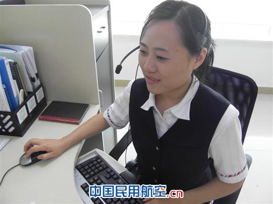 '></center><br />
　　去年7月，馬莉莉單月接聽最創下上海呼叫中心有史以來的新高，電話量6631個，接聽時長164個小時。即使按她天天上班的時間來計算，每天通話時長也為5個半小時。在去年12月和今年1月的春運高峰期，她單月電話接聽量也超過了6000個，1月接聽時長為172小時，銷售量近60萬，又再一次創下接聽時長和銷售冠軍的記錄。適時春運旺季，電話量明顯增多，有時還會遇到由天氣情況引發的航班不正常情況。今年春運天降大雪的那天，航班大面積延誤，馬莉莉甚至帶病上崗，放棄自己休息時間，自愿加班，讓英語坐席一直保持電話通暢，讓外國旅客能順利出行，更好地樹立了南航服務品牌，為春運安全生產提供保障。她這種任勞任怨、盡心盡責，這種犧牲小我奉獻大我的精神，感染著身邊許多同志，她以實際行動發揮了一名優秀黨員的先進表率。<p align=