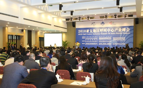 '></center><br />
　　<b>1.解決大量就業</b> <br />
　　呼叫中心產業基地具有人力資源密集的特性，可以吸納大量的高、中、低端學歷人員就業。調查顯示，每個呼叫中心坐席可帶動3-5個相關就業崗位。 <br />
　　<b>2.提供專業的呼叫中心外包服務平臺 </b><br />
　　專業機構預測，由于建立專業呼叫中心需要投入的資金巨大，中國大多數需要專業呼叫中心的企業將采用外包的方式來開展本公司的呼叫中心業務。當專業的外包式呼叫中心發展成為一種趨勢，呼叫中心基地應運而生。 <br />
　　總經理趙海燕說：服務民生，需要為百姓做實事。促進就業，保障民生是綠色聲谷，也是呼叫中心產業奉獻給杭州城市的最好禮物。 <br />
　　在世界500強中，90%的企業利用外包呼叫中心。中國的呼叫中心外包市場近幾年一直保持25%的增長速度。政府呼叫中心的在整個呼叫市場的市場占有率是十分低，大約是占8%。從發展規模來看，政府應用將成為發展速度最快的行業，包括水、電、燃氣公共事業都紛紛提供呼叫中心的服務組織機構主要是社區服務和應急系統，更多的社會基礎性的行業將引入呼叫中心，健康管理、醫療救助、心理咨詢、弱勢群體關懷、法律咨詢更多帶有公益色彩的呼叫中心將出現。<br />
　　趙海燕先生所描繪的美好前景，讓我們一同期待。<p align=