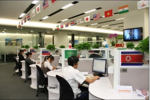 '></center><br />
　　中國移動廣東公司工作人員介紹，在廣州亞運會期間，外國游客撥打1258222，可得到中國移動提供的“實時翻譯”及“預約翻譯”兩類亞運翻譯服務。<br />
　　其中，“實時翻譯”支持一對一和三方通話翻譯服務。比如，外國游客搭乘出租車，可以通過該服務與司機、客服進行三方通話，客服在了解游客需求后，實時將目的地信息翻譯給出租司機。而“預約翻譯”可提前預約會談、工作或同聲傳譯的專業翻譯服務，提供英、日、法、德、俄、等三十多種語言的預約翻譯。<br />
　　據了解，中國移動近日在廣東整合10086、12580等電子渠道資源，推出包括多語服務、視頻IVR（互動式語音應答）、漫游服務、亞運投訴、網站英語專區服務、電子渠道服務、1258088亞運票務熱線、12580綜合信息服務、1258013亞運視頻導航、1258222亞運電話翻譯等十項業務。<br />
　　據悉，中國移動在廣東調集了938個12580坐席共1316名工作人員提供信息查詢服務，日均話務接入量目前達到15萬次左右。此外，除了漢語、粵語之外，12580工作人員將提供英語、日語、韓語、阿拉伯語、俄語、越南語、泰語等9個語種的空中翻譯服務。<p align=