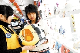 '></center><br />
　　<b>百元過(guò)冬小家電溫情巨獻(xiàn)</b><br />
　　目前，北方大部分地區(qū)暫時(shí)還沒有開始供暖，電暖器等成為取暖首選；當(dāng)北方地區(qū)開始供暖后，室溫增高室內(nèi)干燥，消費(fèi)者對(duì)加濕器的需求增加。加上冬季又是傳統(tǒng)養(yǎng)生進(jìn)補(bǔ)的最佳時(shí)機(jī)，豆?jié){機(jī)、電磁爐等廚衛(wèi)小家電的銷量也大幅上升。<br />
　　據(jù)了解，早在霜降之前，永樂就將各類過(guò)冬小家電作為市場(chǎng)主推，并聯(lián)合廠商推出全品類小家電，包括廠商新品。永樂電器賣場(chǎng)促銷員說(shuō)：“今年取暖家電外觀相比去年更時(shí)尚，多采用液晶觸摸屏，在顏色、材料方面也有突破，不僅家電材料更高科技化、功能更豐富，更重要的是，價(jià)格從100元到1000元不等，適合不同消費(fèi)者需求。”<br />
　　<b>精品廚衛(wèi)集中上市</b><br />
　　冬季是傳統(tǒng)養(yǎng)生進(jìn)補(bǔ)的最佳時(shí)機(jī)，因此設(shè)計(jì)精良的廚衛(wèi)家電產(chǎn)品需求大增。<br />
　　“兩類消費(fèi)人群的需求有著細(xì)微的差別”。永樂電器廚衛(wèi)負(fù)責(zé)人說(shuō)，“二次消費(fèi)因?yàn)槎嗍钱a(chǎn)品更新?lián)Q代，所以會(huì)更注重產(chǎn)品的功能性、設(shè)計(jì)的便利性和外觀的精美性，對(duì)服務(wù)的要求也比較高。如‘嵌入式’油煙機(jī)、灶具增加了觸摸屏、電子遙控等功能，智能化趨勢(shì)更加明顯，有些產(chǎn)品還增加了放置微波爐、烤爐等小家電的空間，設(shè)計(jì)更加人性化。”<br />
　　在服務(wù)上，永樂聯(lián)合廠商共推產(chǎn)品優(yōu)質(zhì)服務(wù)，如在永樂購(gòu)買海爾廚衛(wèi)產(chǎn)品可享受10年免費(fèi)包修，選購(gòu)櫻花廚衛(wèi)不僅可以“永久免費(fèi)安全檢查”、而且還將享受到“永久免費(fèi)送油網(wǎng)”的服務(wù)。<br />
　　同時(shí)，永樂還通過(guò)呼叫中心開辟了小家電咨詢通道。消費(fèi)者不僅可以咨詢賣場(chǎng)促銷活動(dòng)，還可以將對(duì)小家電的需求、心理價(jià)格段告知永樂家電顧問，家電顧問會(huì)根據(jù)需求，為消費(fèi)者提供專業(yè)的選購(gòu)建議。消費(fèi)者也可以電話預(yù)約，拿到預(yù)約號(hào)后，選擇一個(gè)合適的時(shí)間就近去永樂門店選購(gòu)。<p align=