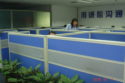 '></center><br />
　　1、中心主任或值班經理每小時一次“走動管理”，主動協助處理座席代表記錄下來的重點和疑難問題，使座席代表的緊張心理壓力得到調整和釋放。<br />
　　2、值班中座席代表出現語氣不耐煩或語音語調過高，客服中心主任或值班經理則會立即通過飛信傳遞一個微笑符號或一句溫情提示，雖“無聲無息”，卻起到了很好的效果。<p align=